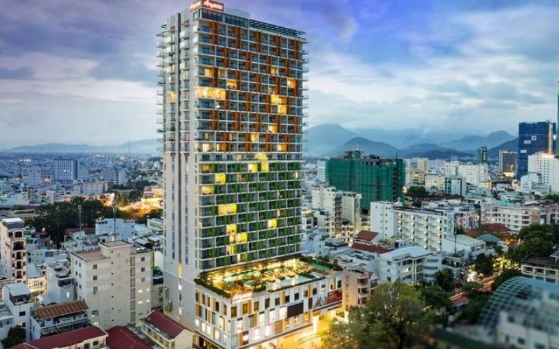 Khách sạn Ariyana Nha Trang nổi bật khi nhìn từ bên ngoài